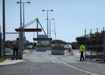 Reino Unido cede sus bases pero rechaza entrar en guerra