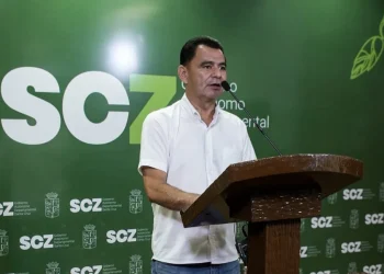 Conferencia de prensa del jefe de Epidemiología del Sedes de Santa Cruz, Carlos Hurtado. FOTO: SEDES