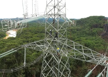 ENDE avanza en la construcción de línea eléctrica de extra alta tensión