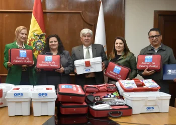 Representantes de la OPS entregan botiquines a la ministra de Salud, Marcela Flores. FOTO: Ministerio de Salud
