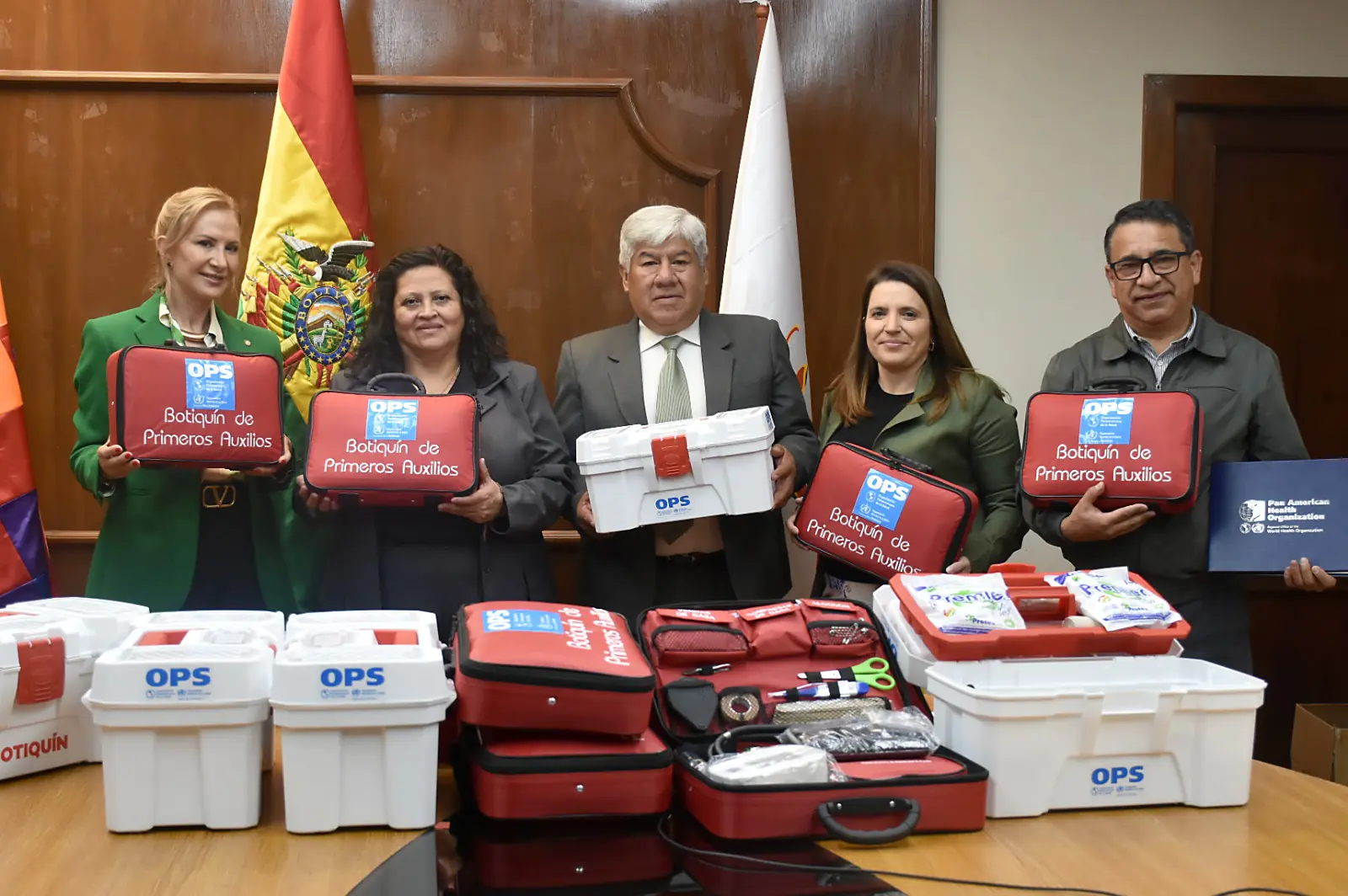 Representantes de la OPS entregan botiquines a la ministra de Salud, Marcela Flores. FOTO: Ministerio de Salud