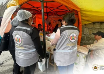 Un puesto de venta de sándwich de chola en la final avenida Saavedra fue clausurado. FOTO. Defensa del Consumidor.