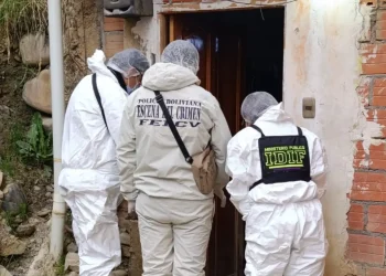 La Policía llegó al lugar del crimen para el levantamiento del cadáver. FOTO: Fiscalía de La Paz