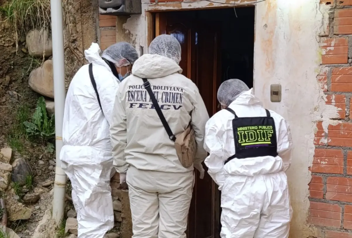 La Policía llegó al lugar del crimen para el levantamiento del cadáver. FOTO: Fiscalía de La Paz