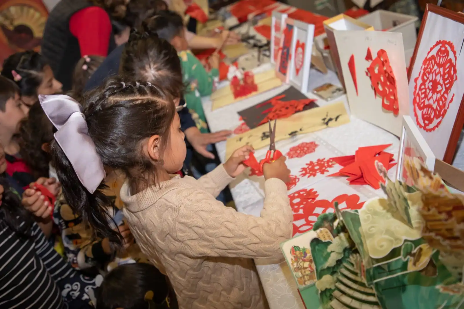 Los estudiantes de primaria del colegio Calvert de La Paz participan del Festival de Faroles. FOTO: La Razón