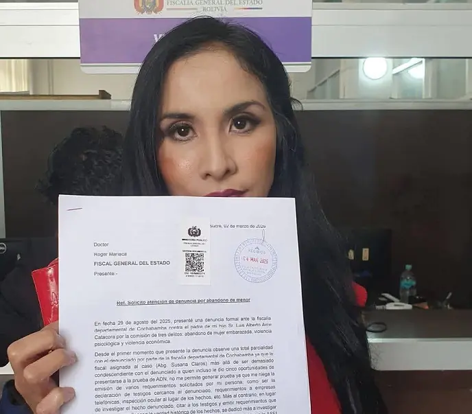 Brenda Lafuente muestra la demanda presentada/RRSS