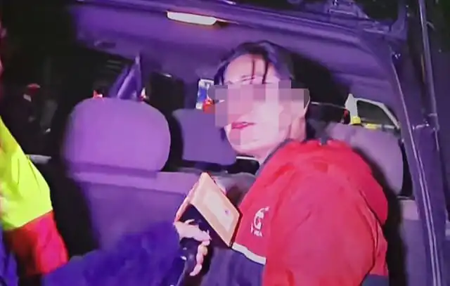 Una periodista de El Alto fue atacada con piedras por una turba tras el accidente aéreo. FOTO: Captura Red Uno