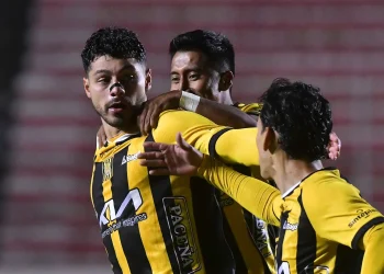 The Strongest golea 5-1 y se anota a la siguiente fase