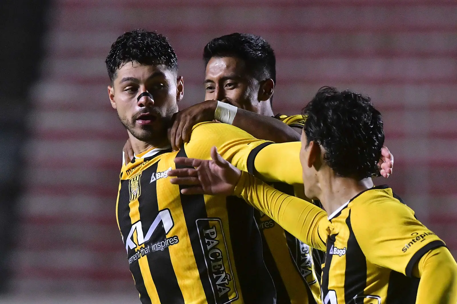 The Strongest golea 5-1 y se anota a la siguiente fase
