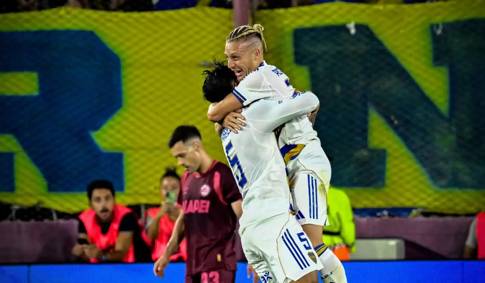 Boca juega su mejor partido del año, golea a Lanús y da un respiro