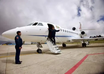 Fallas en avión presidencial obligan a reprogramar viaje de Paz a EEUU