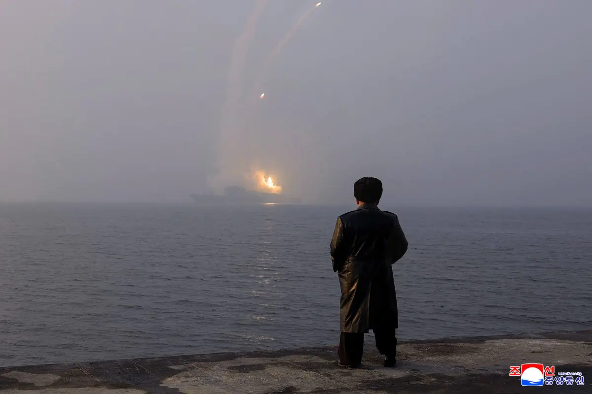 Kim Jong Un equipa su marina con armas nucleares