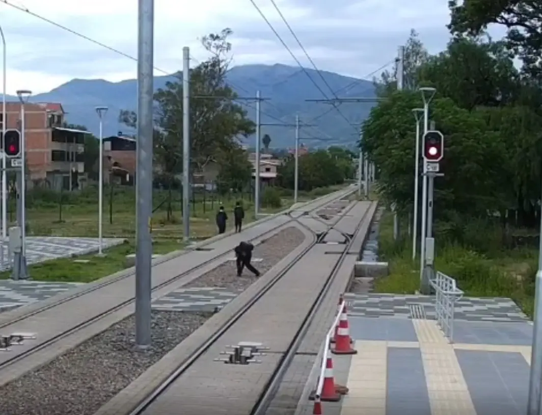 Estudiantes fueron captados colocando piedras en los rieles del tren metropolitano. FOTO: Obras Públicas