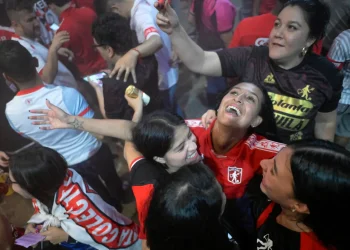 Barras femeninas buscan desterrar el machismo en estadios de Colombia