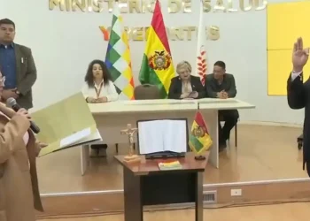 La ministra de Salud, Marcela Flores, posesiona el nuevo director de la ASUSS. FOTO: Captura BTV