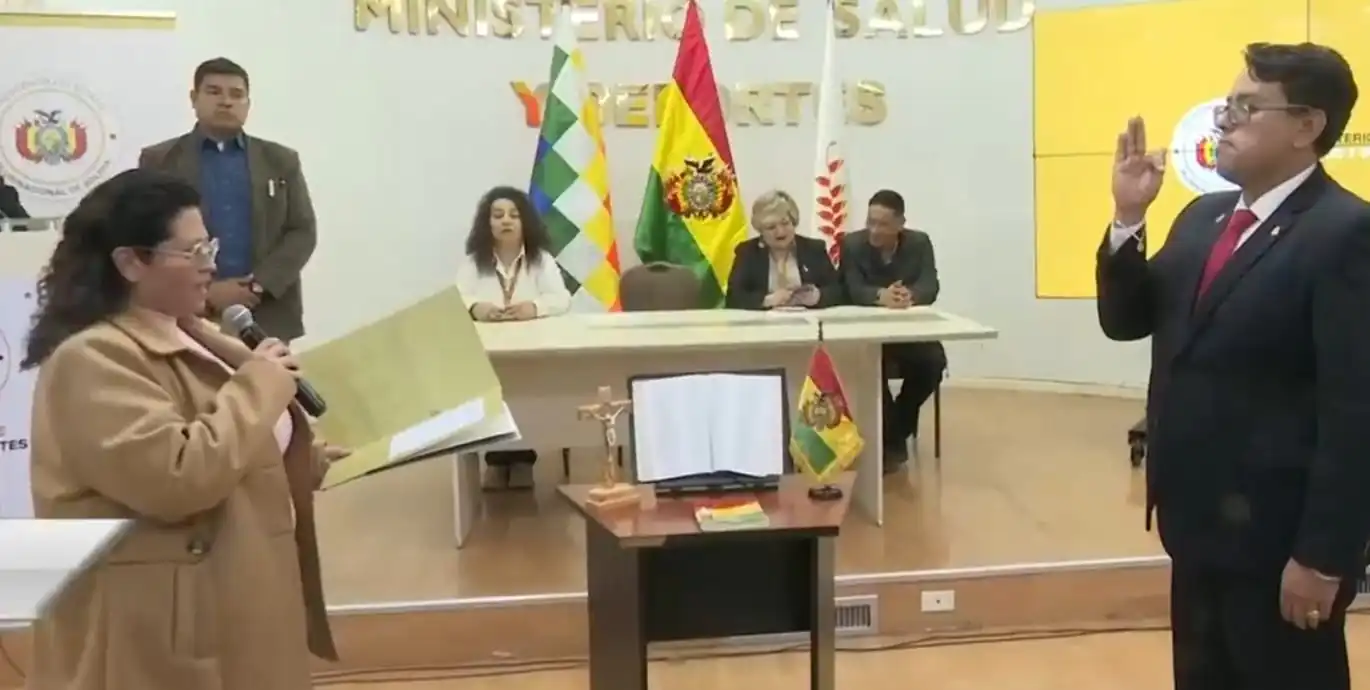 La ministra de Salud, Marcela Flores, posesiona el nuevo director de la ASUSS. FOTO: Captura BTV
