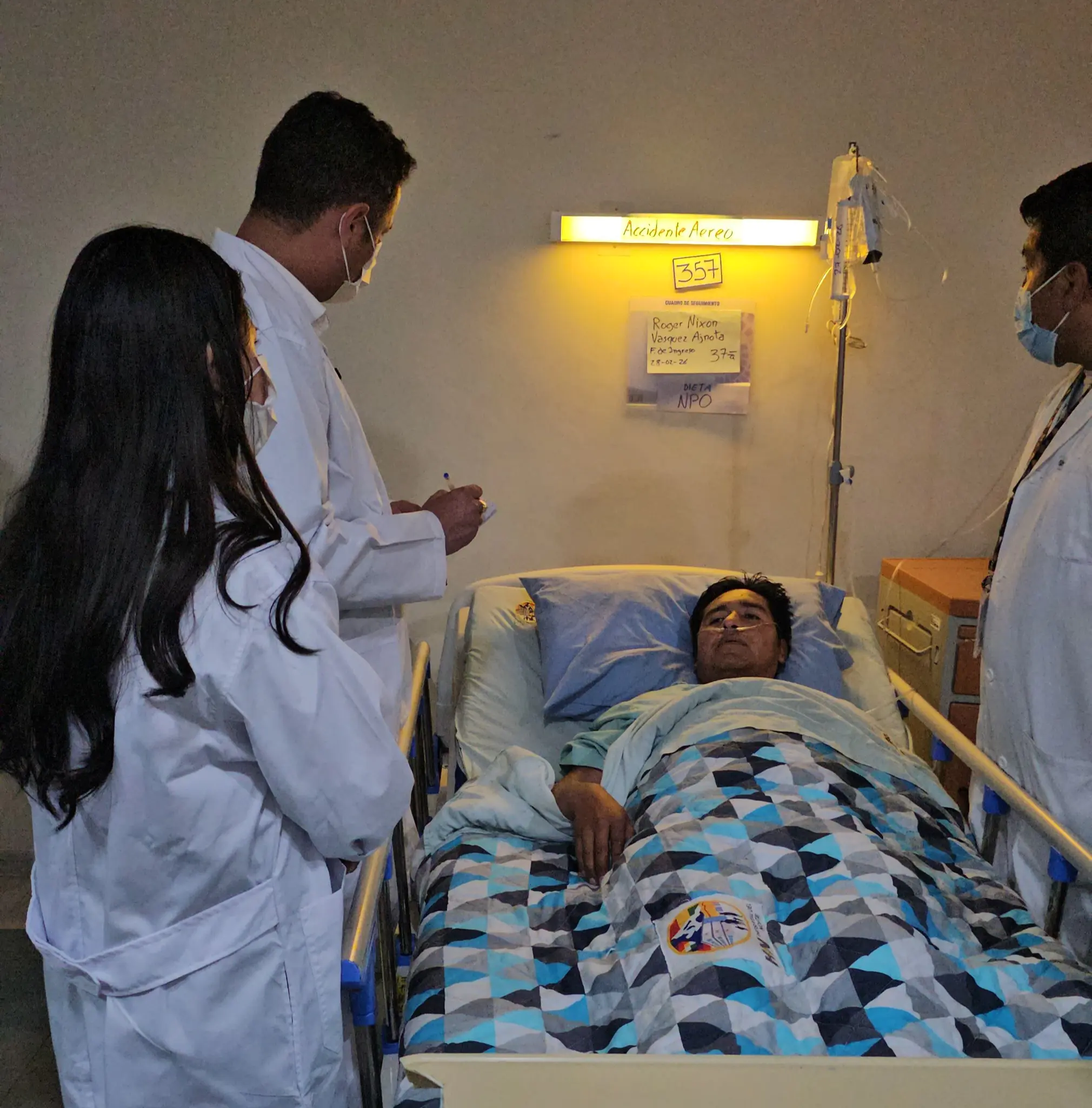 Un herido en el accidente aéreo es visitado por el vicepresidente Edmand Lara. FOTO: Vicepresidencia