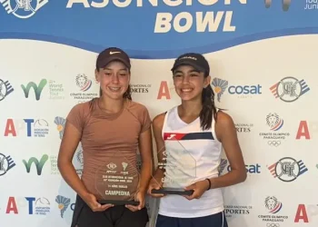 Inés Bustillos es campeona de dobles en el Asunción Bowl