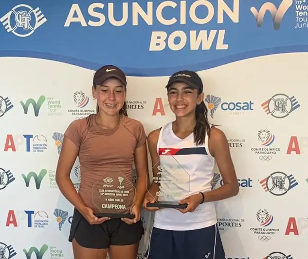 Inés Bustillos es campeona de dobles en el Asunción Bowl