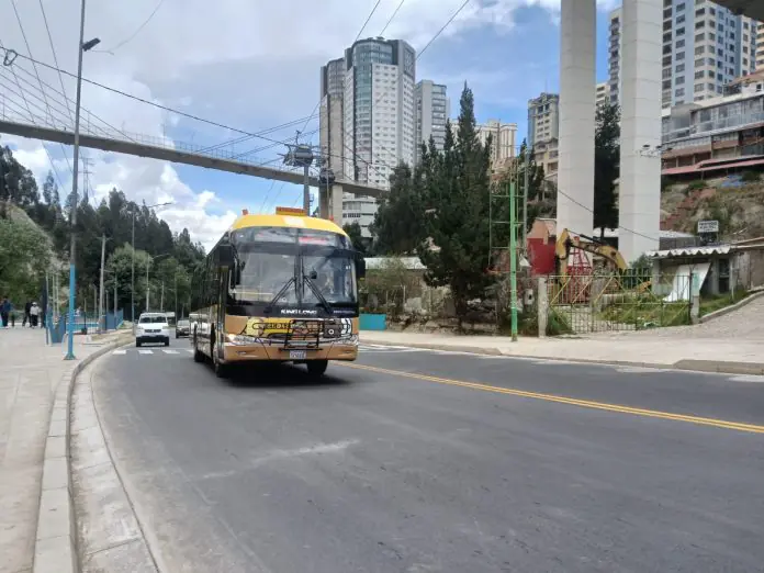 Un bus PumaKatari transita por una vía. FOTO: GAMLP