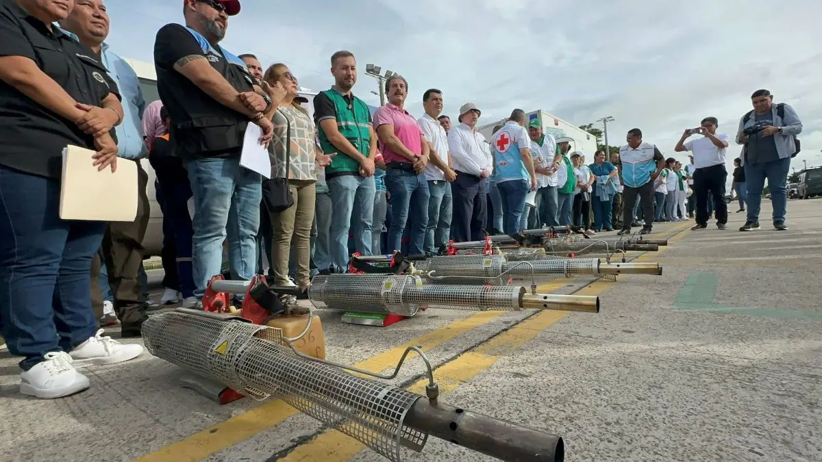 Funcionarios de varias instituciones participan en la minga en Santa Cruz. FOTO: SEDES