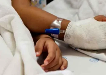 Tres niños luchan por su vida tras ingerir kerosene. Foto referencial (RRSS)