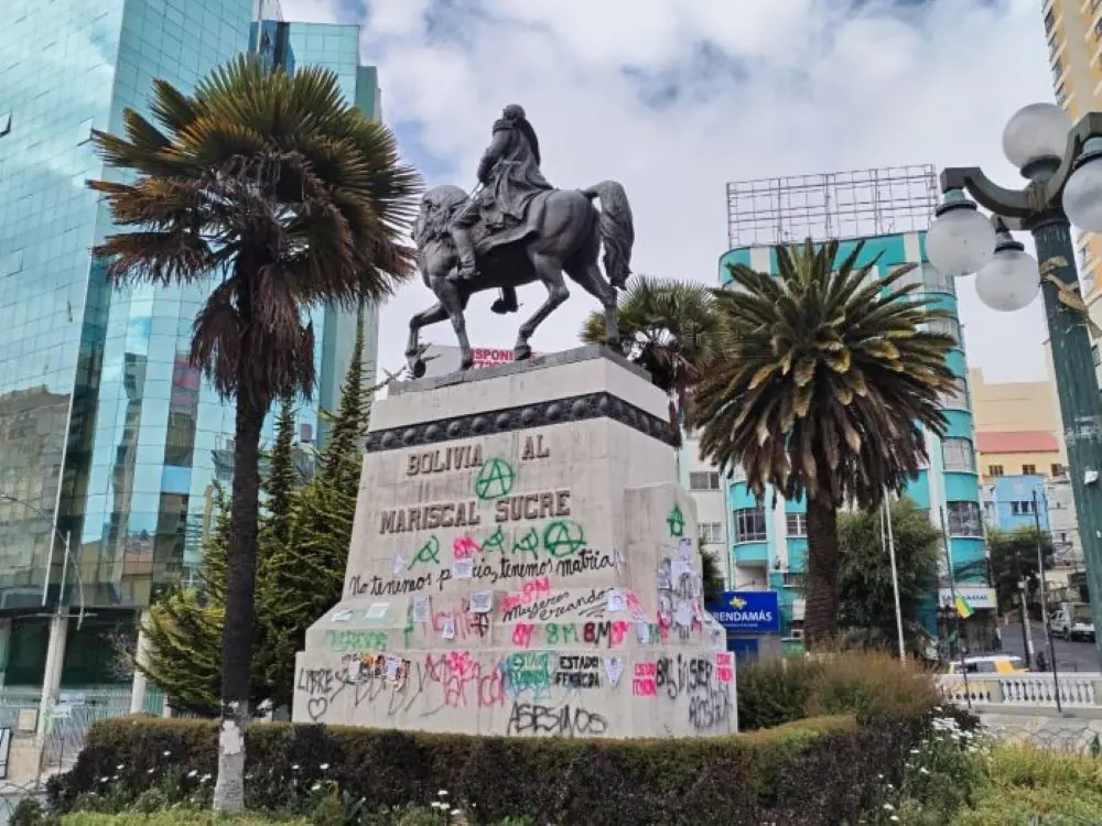 El monumento al Mariscal Antonio José de Sucre fue nuevamente vandalizado. FOTO: GAMLP