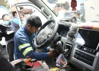 La Alcaldía realiza las reparaciones de los vehículos afectados por la gasolina con recursos propios. Foto referencial )