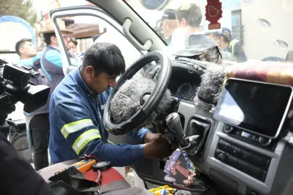 La Alcaldía realiza las reparaciones de los vehículos afectados por la gasolina con recursos propios. Foto referencial )