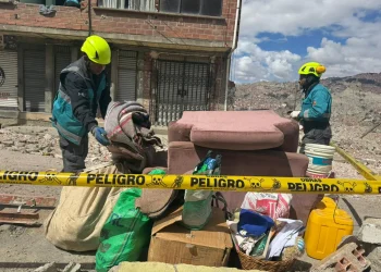 Personal municipal evacúa enseres de un inmueble en San Isidro Bajo. FOTO: GAMLP