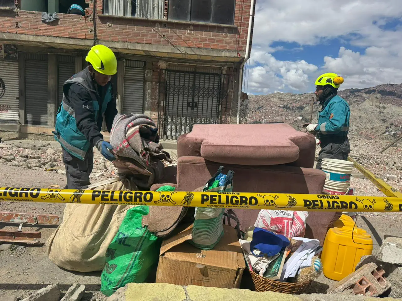 Personal municipal evacúa enseres de un inmueble en San Isidro Bajo. FOTO: GAMLP