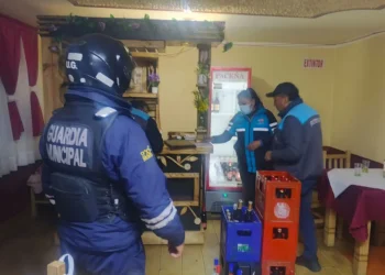Personal de la Alcaldía y de la Policía durante un operativo. FOTO: GAMLP