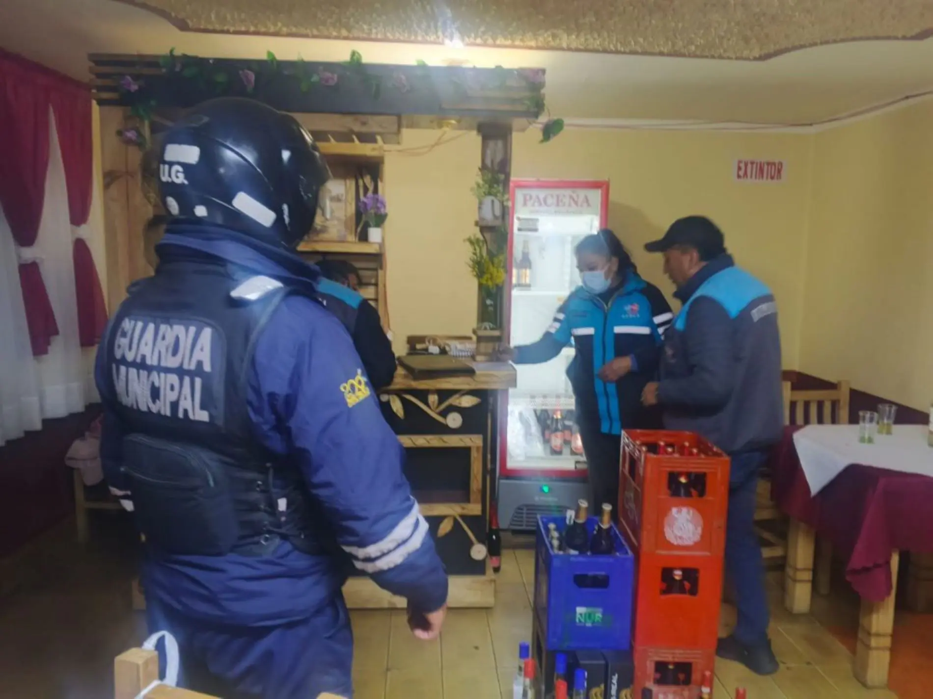 Personal de la Alcaldía y de la Policía durante un operativo. FOTO: GAMLP
