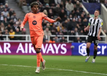 Un Barcelona gris sobrevive en Newcastle gracias a Lamine
