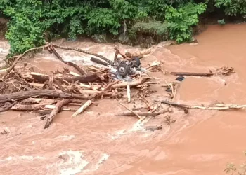 La camioneta fue sepultada y luego arrastrada por la corriente del río. FOTO: Leo Estrada