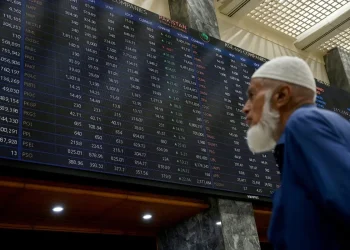Un corredor de bolsa monitorea los precios en la Bolsa de Valores de Pakistán