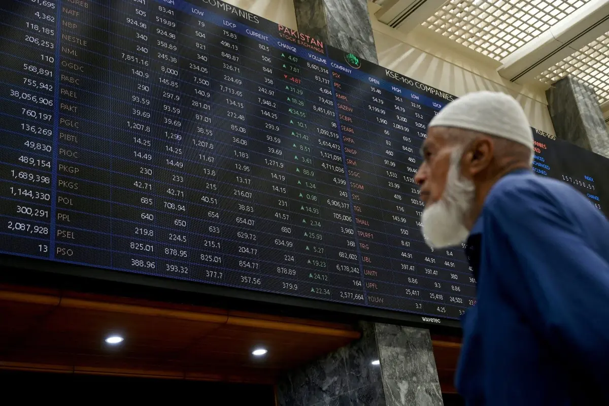 Un corredor de bolsa monitorea los precios en la Bolsa de Valores de Pakistán