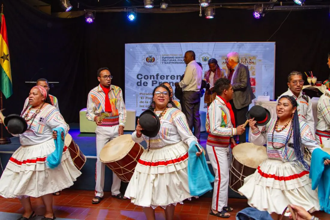Con música y danza afroboliviana se presntó una obra literaria. FOTO: MTSCFyG