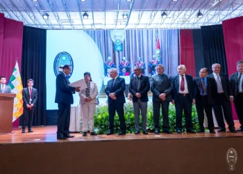 La rectora de la UMSA, María Eugenia García, docentes y estudiantes reciben los certificados. FOTO UMSA