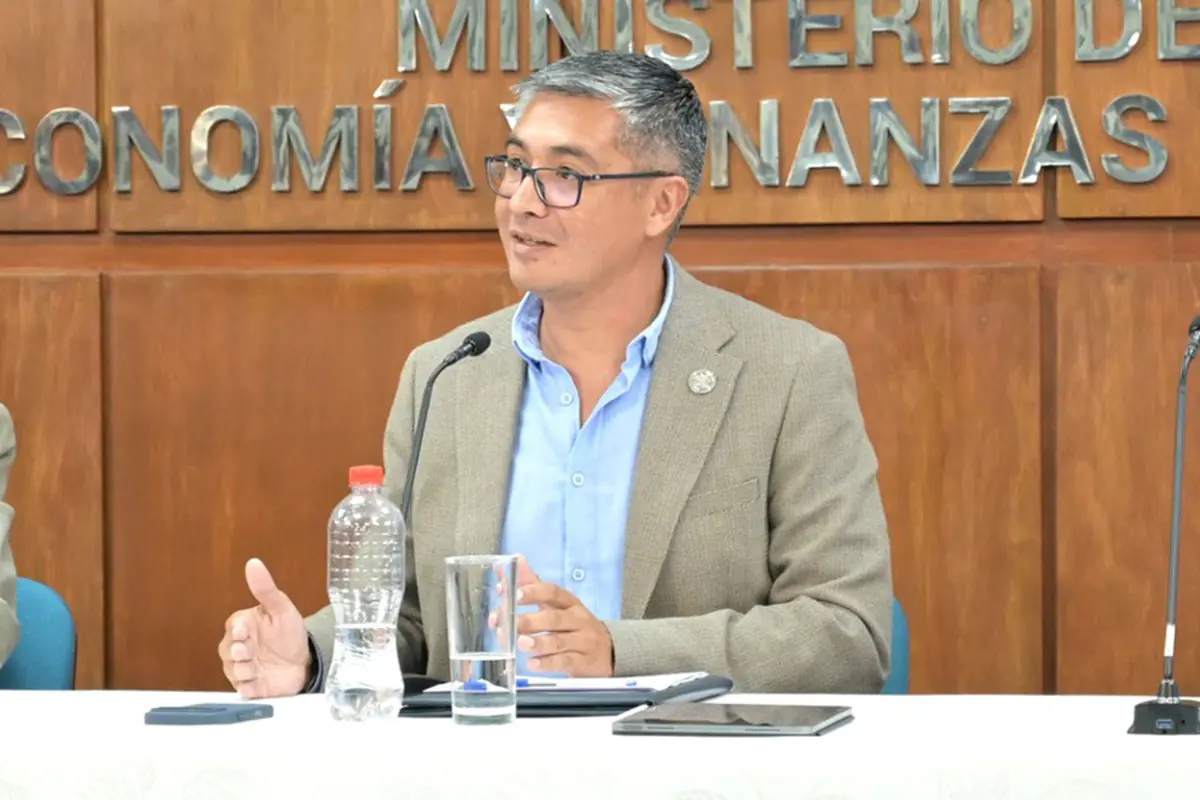 El Gobierno avanza en la importación de crudo para reducir costo de combustibles