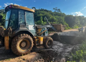 Camacho desplaza ayuda humanitaria a cuatro regiones de Santa Cruz