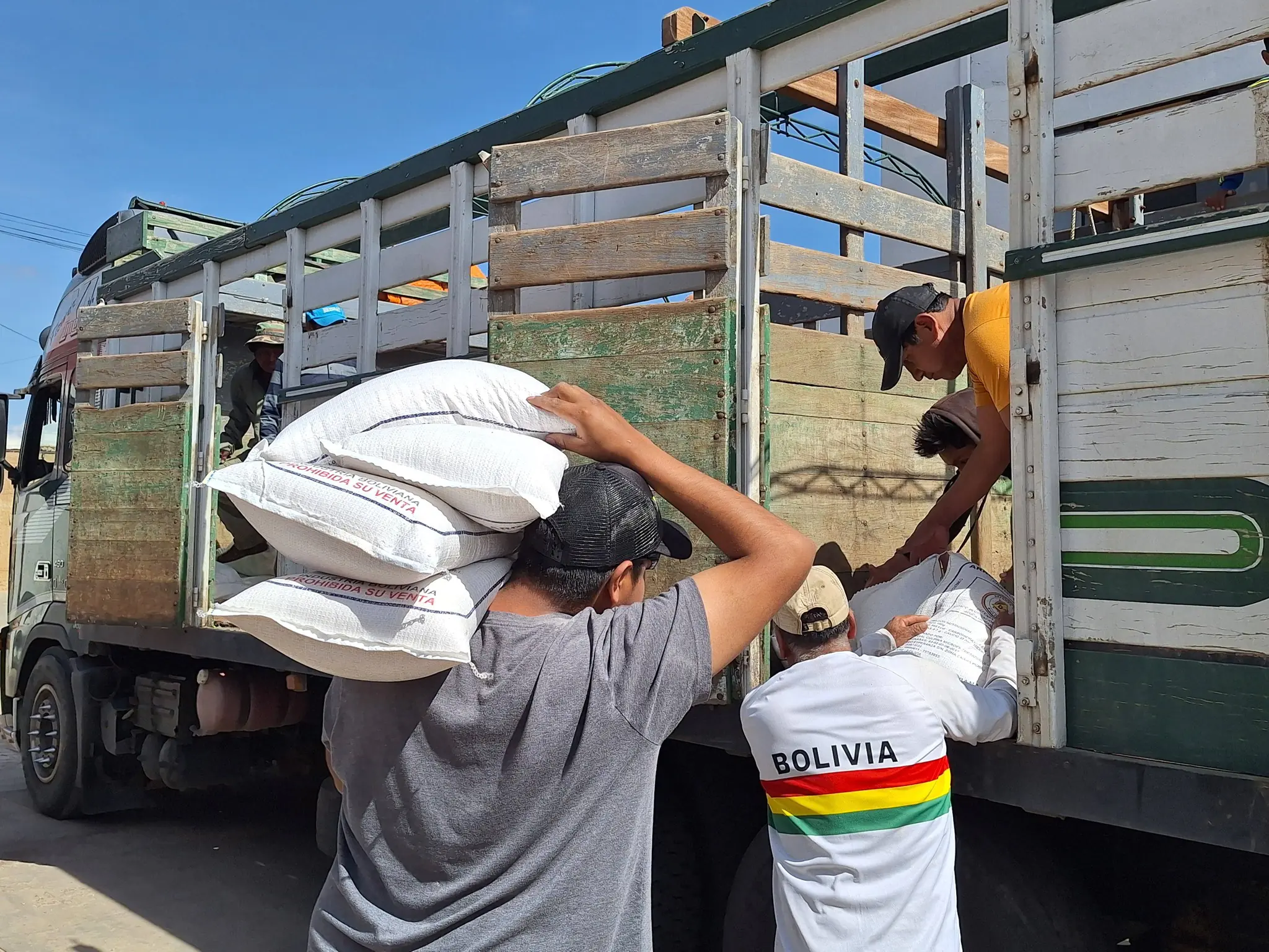 Defensa Civil responde a la emergencia y entre ayuda humanitaria en Arani