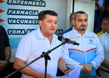 Fernández reaparece en minga por el chikungunya tras salir de la cárcel