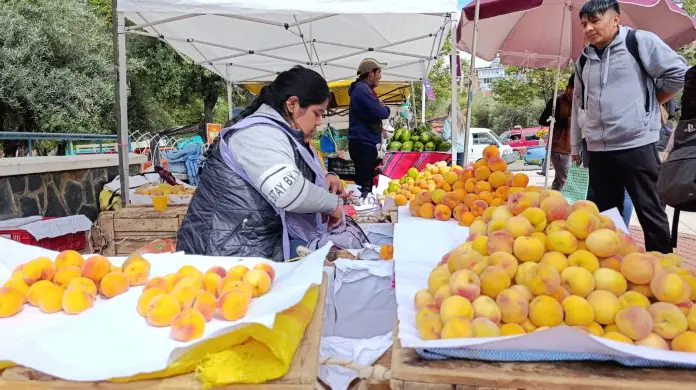 El municipio impulsa la ‘feria del durazno de los valles paceños’