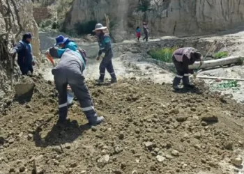 Alcaldía retira escombros dejados por loteadores y rehabilitan vía en Sak’a Churu