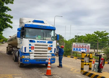 YPFB despacha 2.000 metros cúbicos de gasolina para Santa Cruz