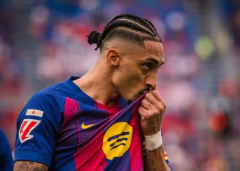 Raphinha brilla con triplete en goleada del Barça al Sevilla