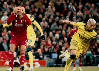 Tottenham frena la sangría con un punto en Anfield (1-1)