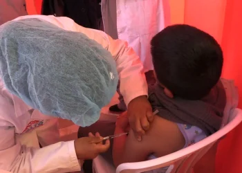 Un estudiante recibe la dosis contra el sarampión. FOTO: GAMEA