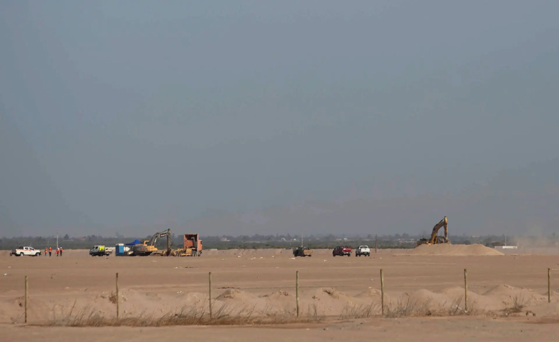 Maquinaria pesada comenzó a operar en la frontera/AFP